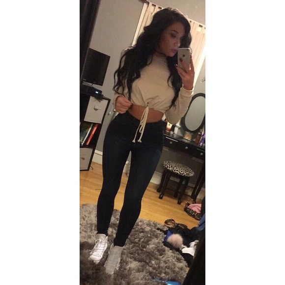 Hi! I’m Amanda - welcome to my closet! - Picture 4 of 8